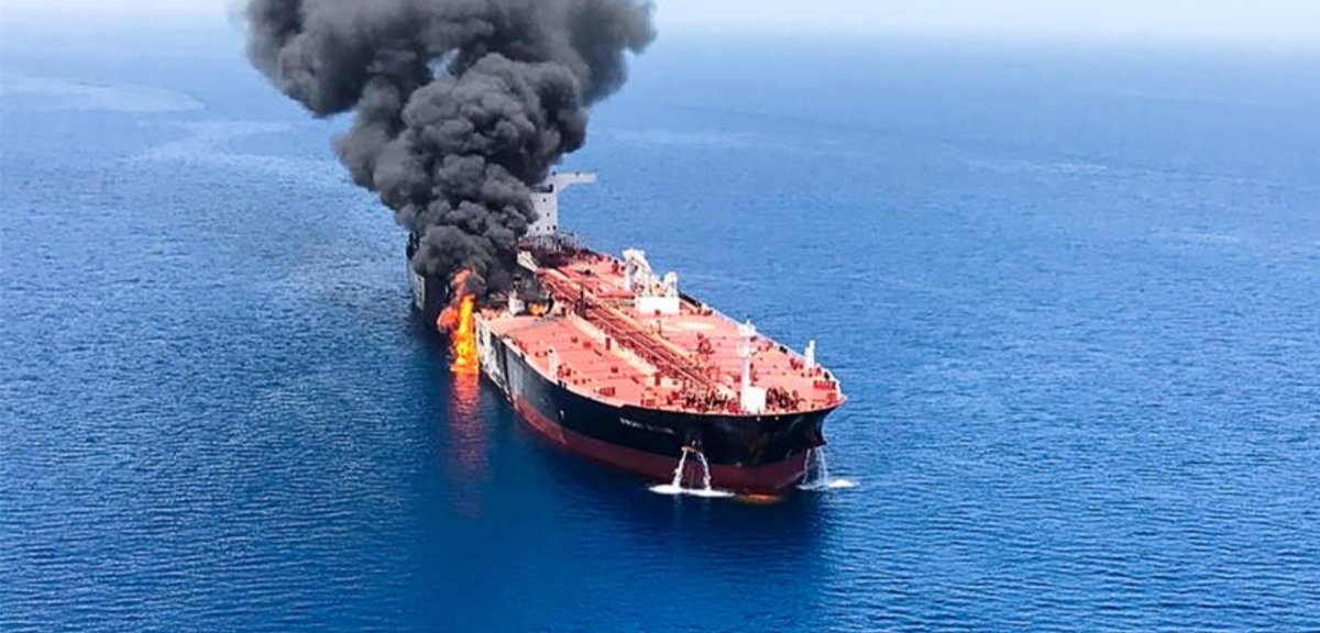 defythefake's tweet image. 🚨 **Red Sea Incidents Summary by #USCentralCommand:**
- Noon: Houthis launch ballistic missiles at Bab Al Mandab.
- Container ship MV PALATIUM 3 hit, catches fire.
- US destroyer Mason rushes to assist.
- 9 AM: Houthis contact MSC ALANYA, order it to turn back.
- US forces in