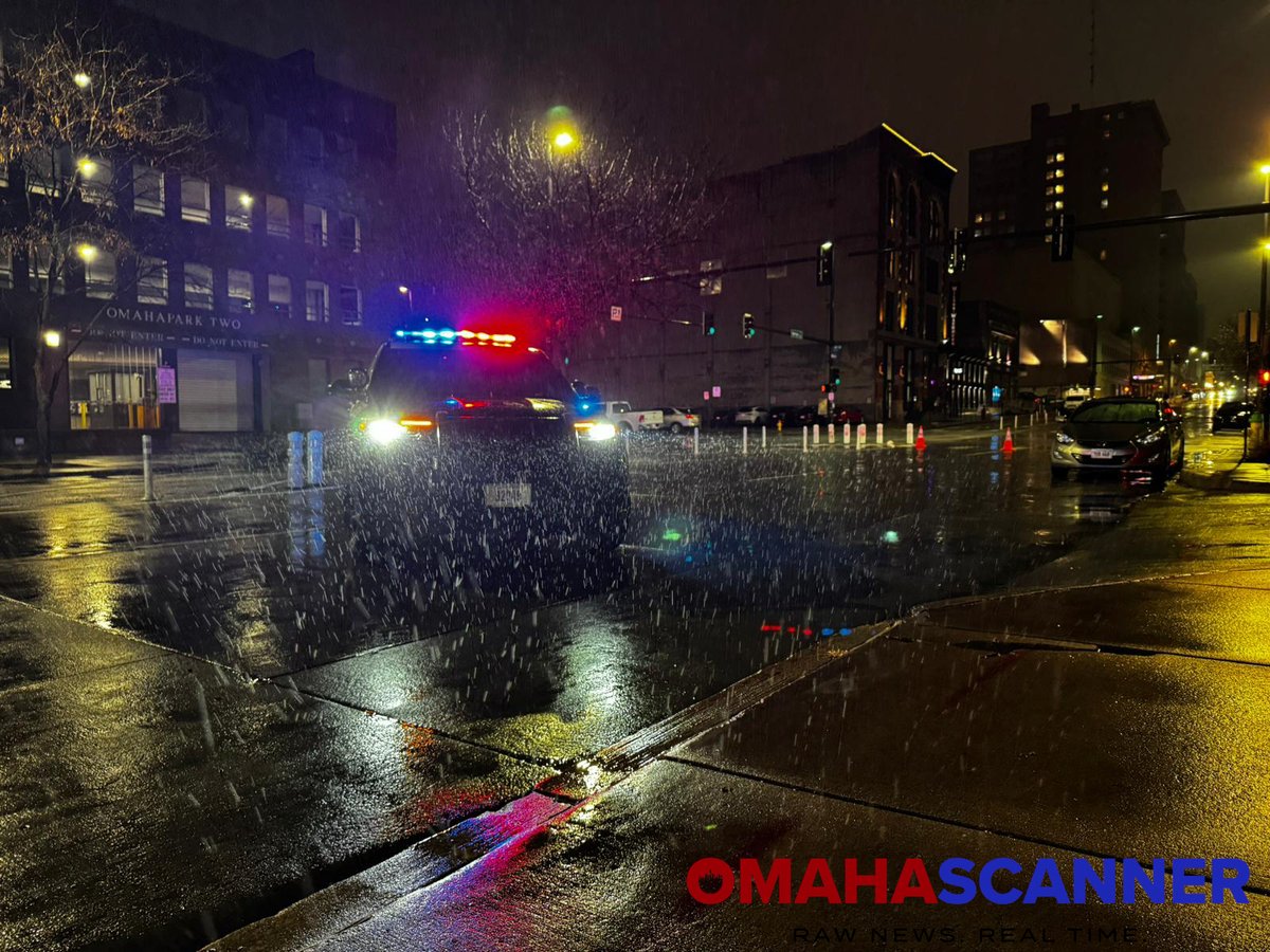 omaha_scanner's tweet image. Traffic shut down between 13th/14th on Harney Street while a party bus is being towed. #OmahaScanner