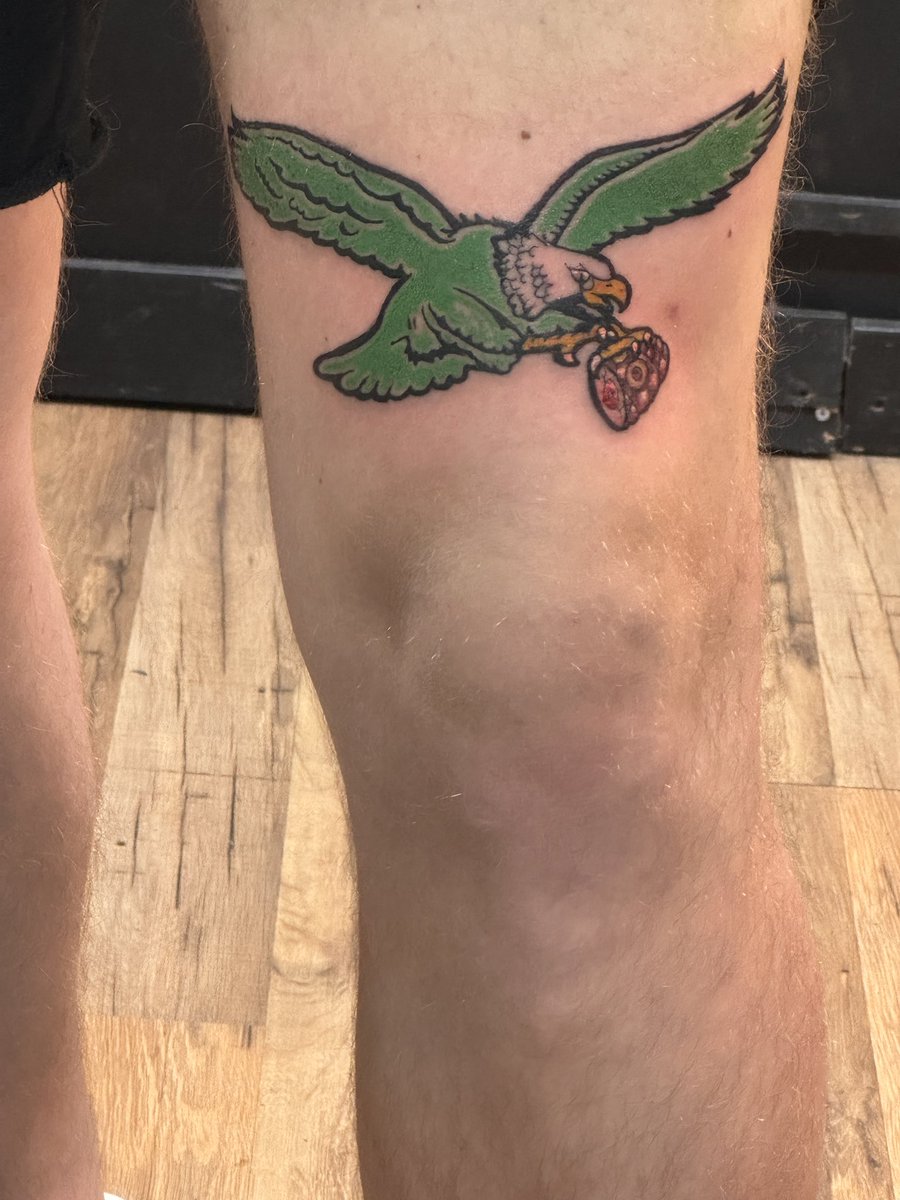 TwiterlessTJ's tweet photo. Need some rum ham luck for the rest of the season! @RMcElhenney @KaitlinOlson @DannyDeVito @Eagles https://t.co/nkSVP0NA4j