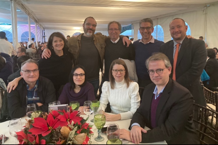 Horacio Vives Segl (@hvivessegl) on Twitter photo El profesorado de <a href="/CPoliticaITAM/">CienciaPolítica ITAM</a> <a href="/ITAM_mx/">ITAM</a> 💚
Muy felices fiestas Colegas‼️
<a href="/ExITAM/">ExITAM</a> <a href="/vidalromero_/">Vidal Romero</a> <a href="/polprof13/">Alexandra Uribe (ella/she)</a> <a href="/AMGFLDL/">Ana González</a> <a href="/felcurco/">Felipe</a> El profesorado de <a href="/CPoliticaITAM/">CienciaPolítica ITAM</a> <a href="/ITAM_mx/">ITAM</a> 💚
Muy felices fiestas Colegas‼️
<a href="/ExITAM/">ExITAM</a> <a href="/vidalromero_/">Vidal Romero</a> <a href="/polprof13/">Alexandra Uribe (ella/she)</a> <a href="/AMGFLDL/">Ana González</a> <a href="/felcurco/">Felipe</a>