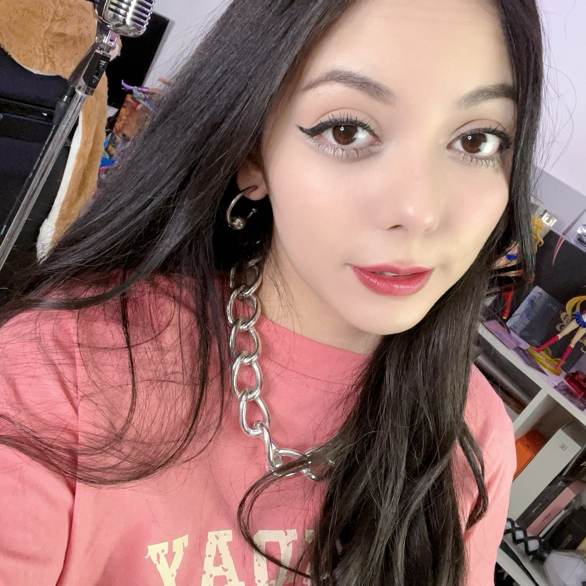 Selfie!! 👸🏻🤳 
Me siento motivada cada que escucho una rolita que escribí llamada “Soy” 🤭Espero tengas la oportunidad de escucharla, está disponible en todas las plataformas digitales como YouTube Music o Spotify canal: Mishi Chwan.
L@s amodoro 🫶🏼