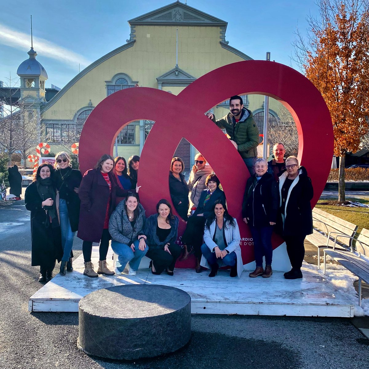 Cheers to a heart-healthy weekend! 🌟 The Heart Institute Foundation team sends gratitude from the iconic Landsdowne monument. Thank you for your support! ❤️