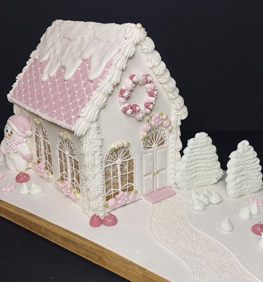 HanaIsSuffering's tweet photo. HERE’S THE GINGERBREAD BABES’ PERFECT CREATION BTW ❤️❤️❤️ #minoshouse https://t.co/gFcGcQCKH0