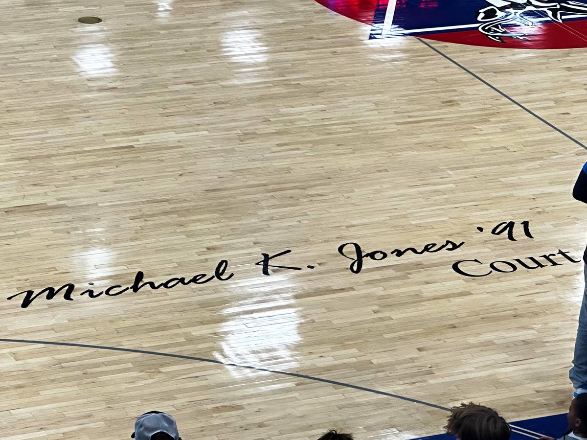 Checking in at DeMatha for @DeMathaHoops vs @olgcbasketball Special night where longtime DeMatha coach Michael K. Jones has officially had the DeMatha court named after him. New banner in the gym as well.