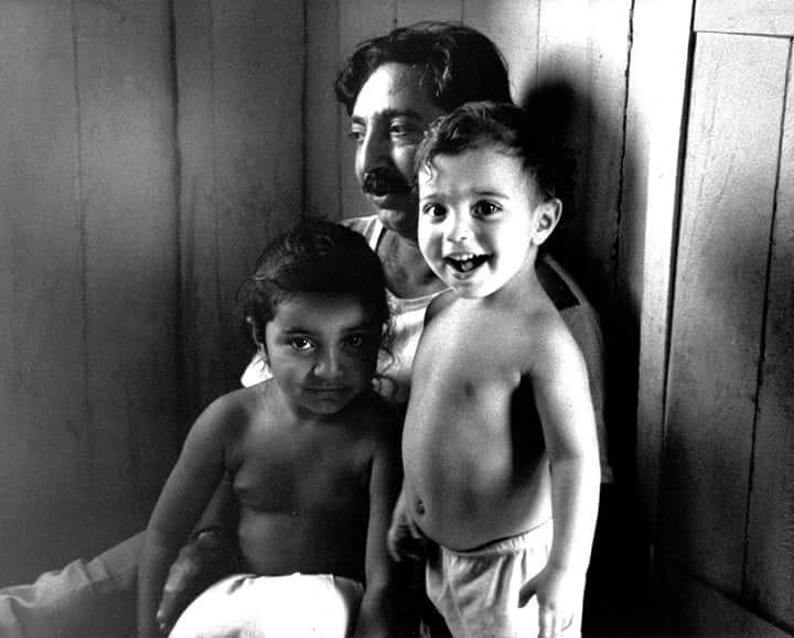 © Foto de Miranda Smith. Chico Mendes em sua casa com os filhos Elenira e Sandino. Xapuri, Acre, 1988.

Hoje, dia 15 de dezembro, Chico Mendes estaria completando 79 anos de idade se estivesse vivo. Ele foi assassinado em uma emboscada em 1988 #chicomendes #xapuri #acre