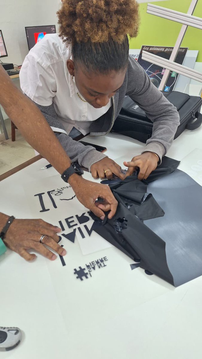 Workshop "Outils de création" 2 MADe Graphisme &amp; BMA Signalétique. Session impression des visuels en partenariat avec l´atelier signalétique pour renforcer la maîtrise de la chaîne graphique.