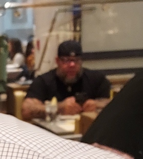 CrumplerRealtor's tweet image. One of my favorites, @PlanetTyrus, from @TheFive at the airport🛫