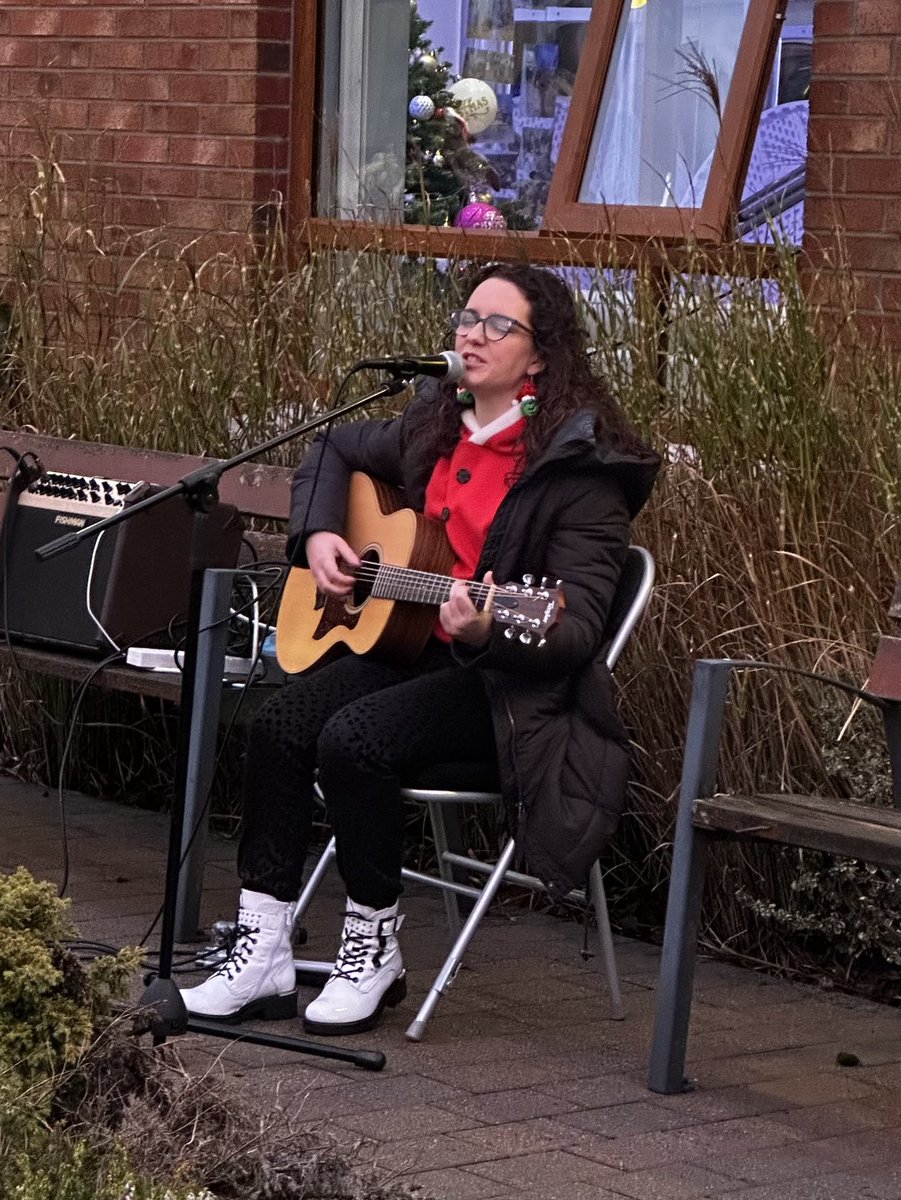 And the 🎶 continues with the fantastic ⁦@ABegleymusic⁩ carolling with residents, family, friends & staff Granville supported living. Sublime. ⁦@SouthernHSCT⁩