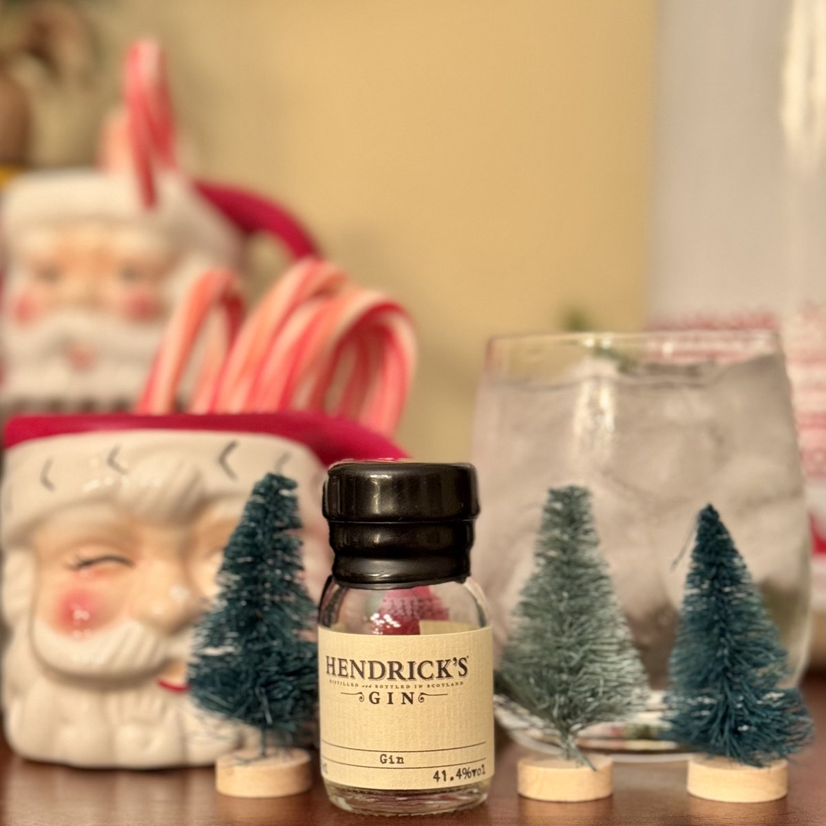 @UngavaGin @tarquinsgin @HendricksGin @Mayfield_Gin @tanquerayusa @MartinMillerUS Day 15 of #ginvent: Hendrinck's Gin by @HendricksGin 

A classic and for good reason. One of my favorite gins to recommend to anyone looking to try gin for the first time. Clean, smooth flavor that works in a G&T, a gimlet, and a number of other gin drinks. #cheers