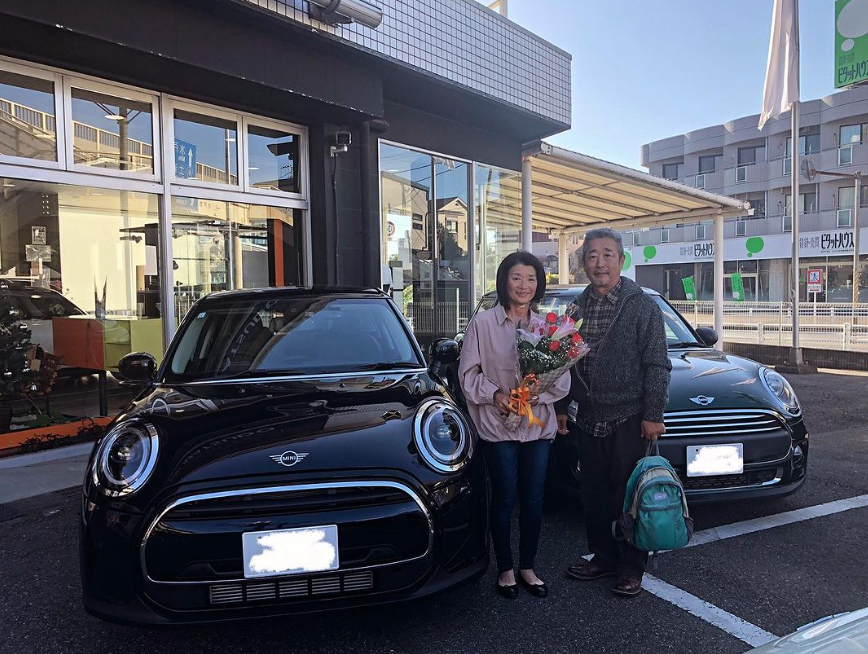 GlanzMini's tweet photo. 【MINI松戸】
祝・ご納車!!
5ドアから5ドアにお乗り換え頂きましたが、
今回はエニグマティックブラック✖️ブラックルーフのクーパーDをお選び頂きました!
シックでかっこいい組み合わせです!
ご納車おめでとうございます🎊
#mini #mini5door #minicooperd #f55 #mini松戸 https://t.co/LPjoMoTOeY