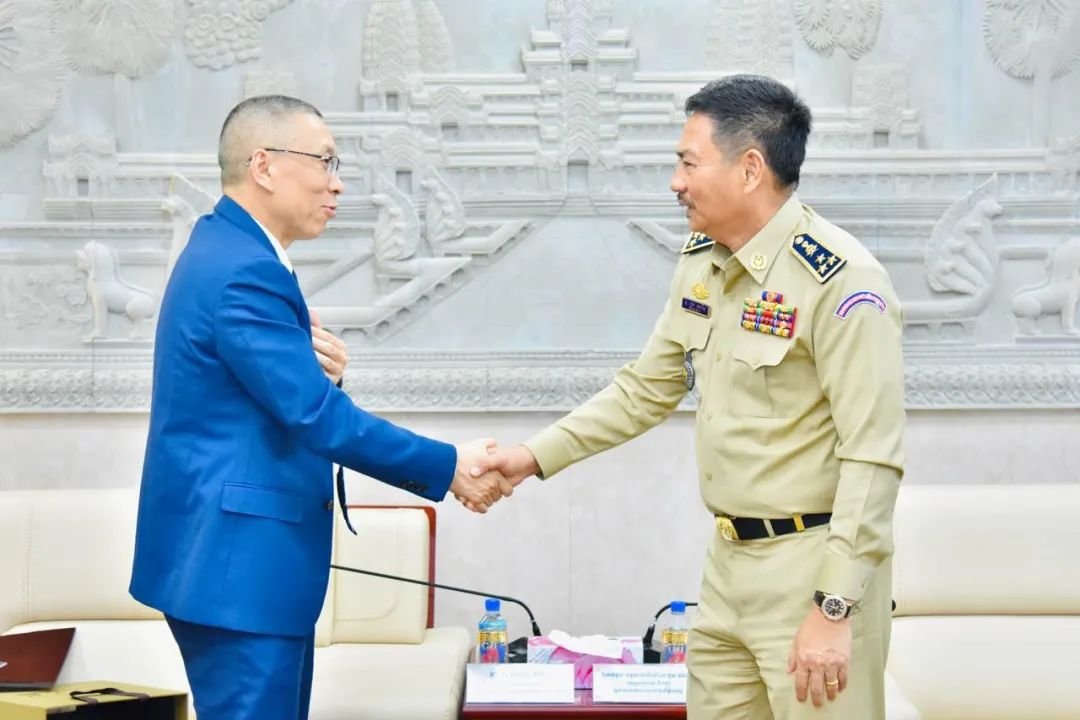 CAMBODIA/CHINA: Chief of Phnom Penh police meets Li Xiangming, Police Liaison Counselor of Chinese Embassy, to discuss law enforcement cooperation. mp.weixin.qq.com/s/qLdI9Mowx5eN…