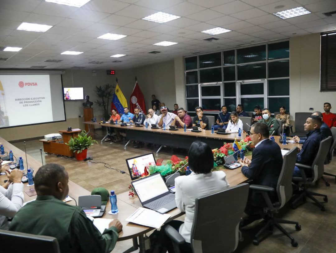 Desde la sede de @PDVSA en #Barinas, el enlace político @jaarreaza expresó: “Asumimos que no hay Gobernación, que el Gobernador no está trabajando, el ministro @TellecheaRuiz jamás ha recibido una llamada del Gobernador de Barinas para resolver este asunto”. #TriunfaLaPaz