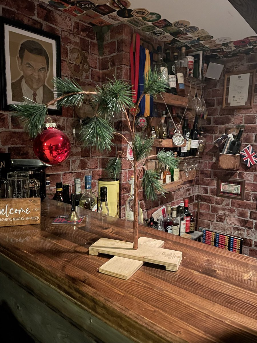 Kundun66's tweet image. And there’s the Dickens Cider Pub decorated.. #CharlieBrownTree