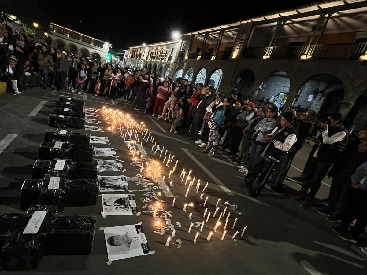 whuacasi's tweet photo. #CrisisPolítica | A esta hora, vigilia en Ayacucho, en memoria de las diez víctimas de la masacre perpetrada por el régimen de Dina Boluarte y Alberto Otárola. https://t.co/Gg581tXUbu