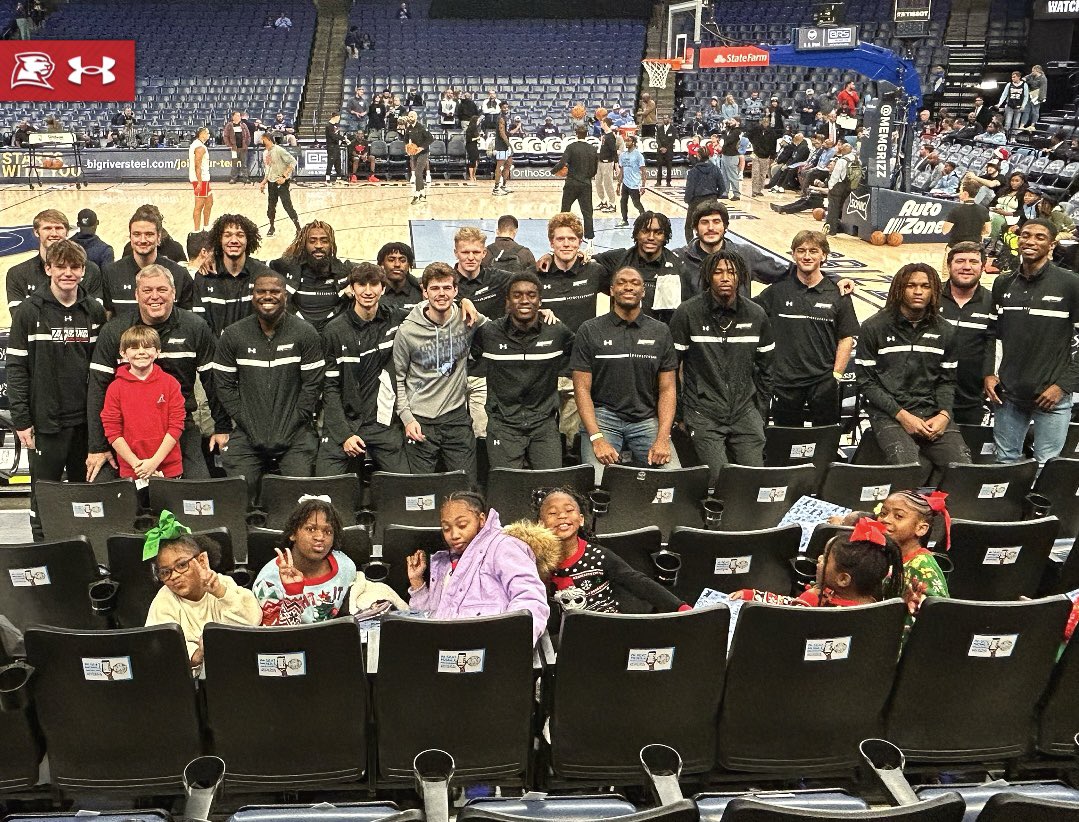 @LC_MBB x @MemGrizz

Our guys getting to experience the <a href="/HoustonRockets/">Houston Rockets</a>/@MemGrizz game tonight before our weekend doubleheader! Thank you to everyone who made this possible!

<a href="/LCPanthers/">LC Panthers</a> | #Full40