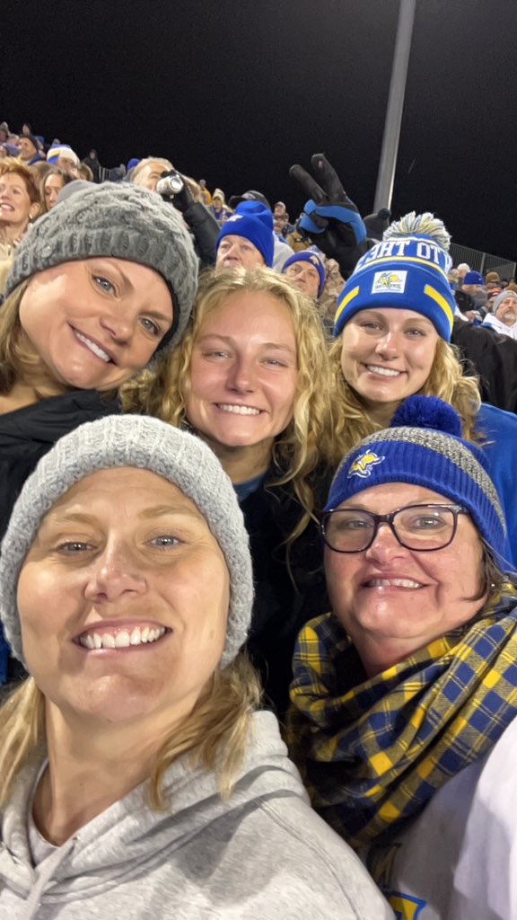 hiede11's tweet photo. Old ladies #GoJacks https://t.co/wVyfRoyB85