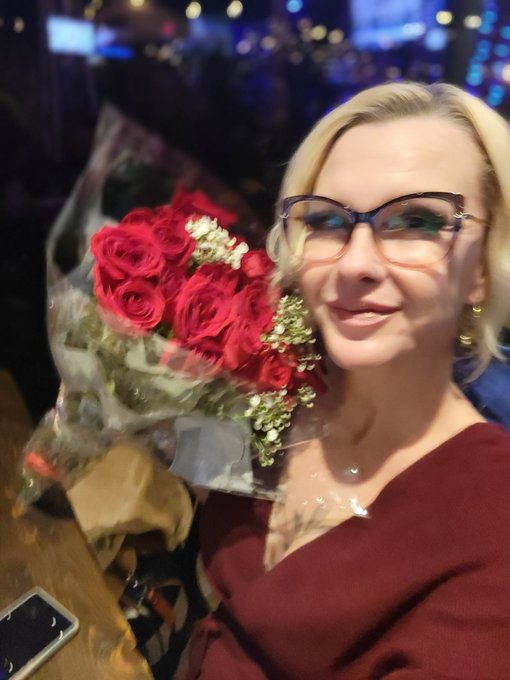 My friend brought me roses 🌹 😄 https://t.co/qJAqrWPM8A<a href="/tag/lingerie"class="tags"><span>#lingerie</span></a><a href="/tag/stockings"class="tags"><span>#stockings</span></a><a href="/tag/kissme"class="tags"><span>#kissme</span></a><a href="/tag/milf"class="tags"><span>#milf</span></a><a href="/tag/bemyvalentine"class="tags"><span>#bemyvalentine</span></a>