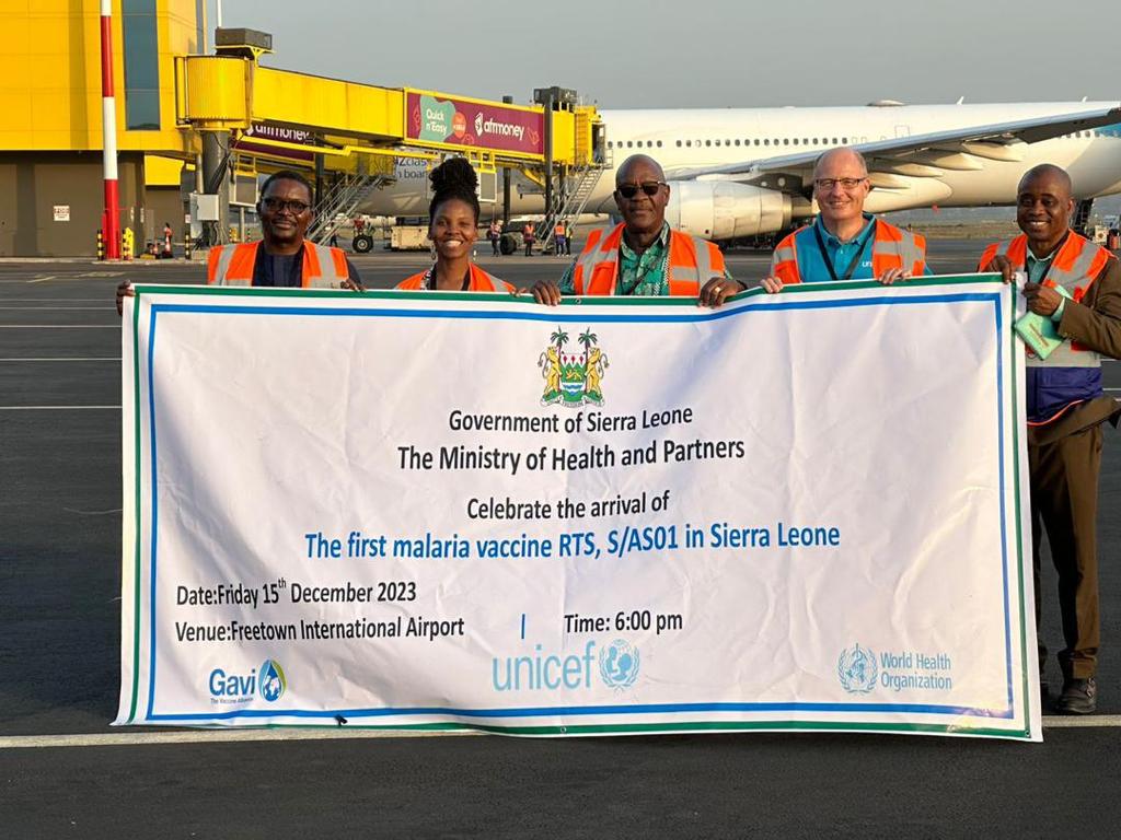550,000 dozes of #Malaria vaccines arrive 🇸🇱 & received by @WHOSierraLeone @nuwagira15 WHO Country Representative in 🇸🇱, & team, @mohs_sl senior leadership led by @DembyAustin, accompanied by @CharlesSenessie, @DrJalika deputy Ministers of Health I&II, @DrKenneh CMO & @UNICEFSL