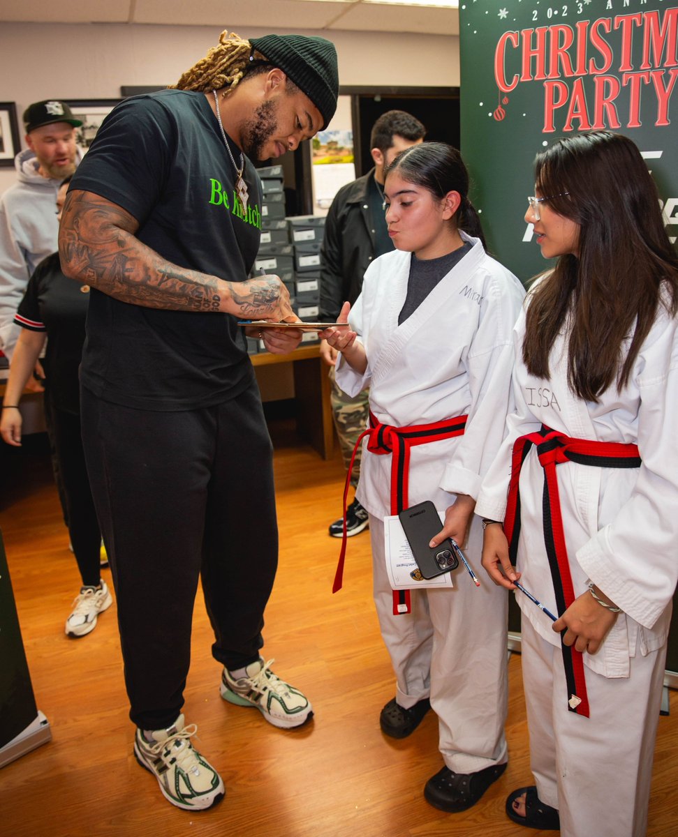 🎄✨ In partnership with @newbalance and @chaseyoung from the @49ers, we came together to gift shoes and sweatshirts to 200+ kids and their families. From decorating ornaments and picture frames to capturing memories with Santa, it was a heartwarming holiday celebration! 🎅👟