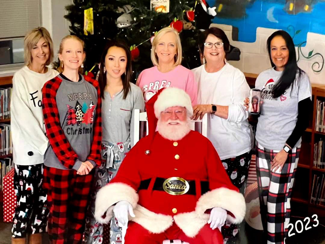 Started our morning with a fun and relaxing staff breakfast and a visit from Santa. ❤️🎅🏼@NISDMcAndrew