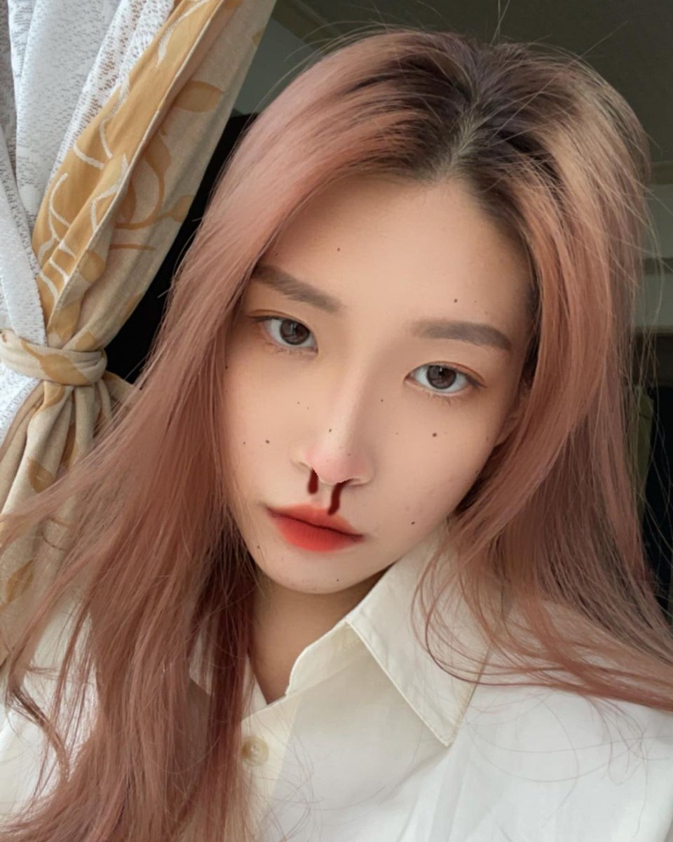 偽宅女樣🤓👩🏻💻 照片好多選不出來 先發這系列 剩下的請容許我慢慢洗版( ´•ᴗ•ก)՞ ՞ 跟朋友一起工作真的很自在放鬆 📸