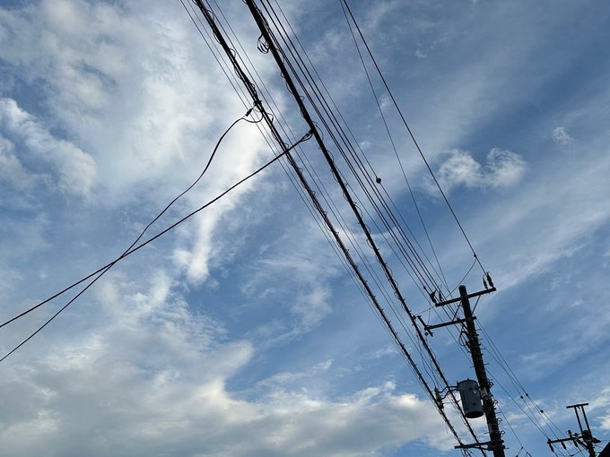 「cloudy sky utility pole」 illustration images(Latest)｜2pages