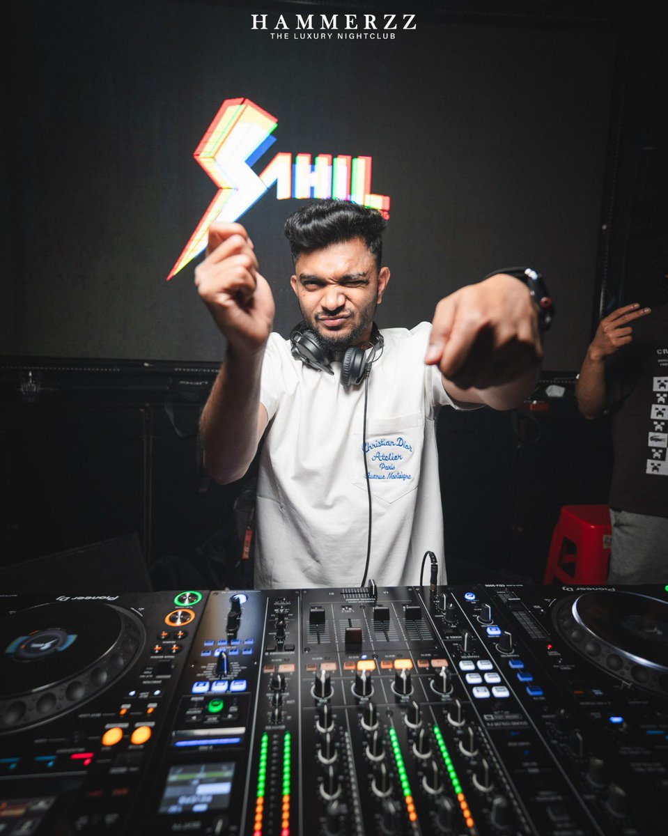 djsahilnrg's tweet photo. Vibing on high-frequency energy!⚡️
#djsahilnrg
@hammerzznightclub
📸: @_melchy_p.h.y
#nightout #nightlife #dj #djlife #djsahil #club #luxury #luxurylifestyle #liesure #party #goanightlife #lifestyle #music #partytime #groove #goa #comercial #comercialmusic #housemusic https://t.co/4NiqTzv5nn