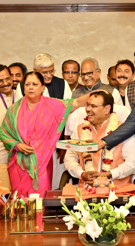 वसुंधरा राजे सिंधिया जी का यह बड़प्पन देखने लायक है, काश एक समय बाद हर बड़े नेता में इतनी त्याग व समर्पण की भावना होगी। 

 <a href="/VasundharaBJP/">Vasundhara Raje</a> <a href="/BhajanlalBjp/">Bhajanlal Sharma</a>