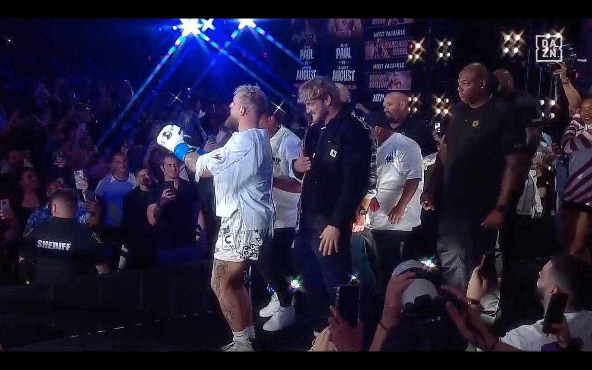 wildernessexpl4's tweet photo. is jake too confident ? is he gonna get EXPOSED?? #paulaugust #andreaugust #jakepaul walkout to "happy holiday " #dazn #daznboxing #boxing https://t.co/0fnfUZcqMo