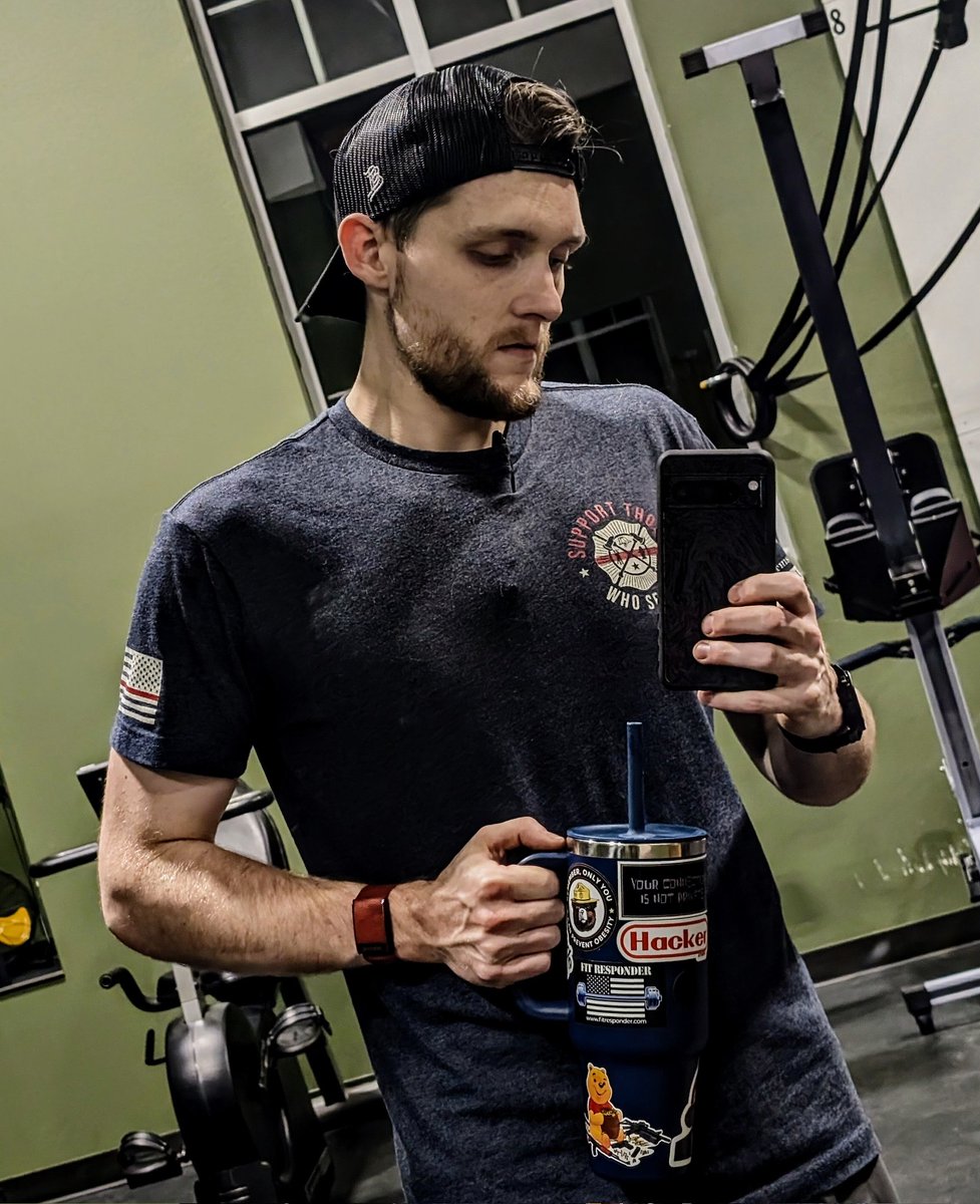 LeviWoodard98's tweet image. Finishing the night with lifts and cardio... Really not feeling it. #doitanyway. 

#wehackhealth