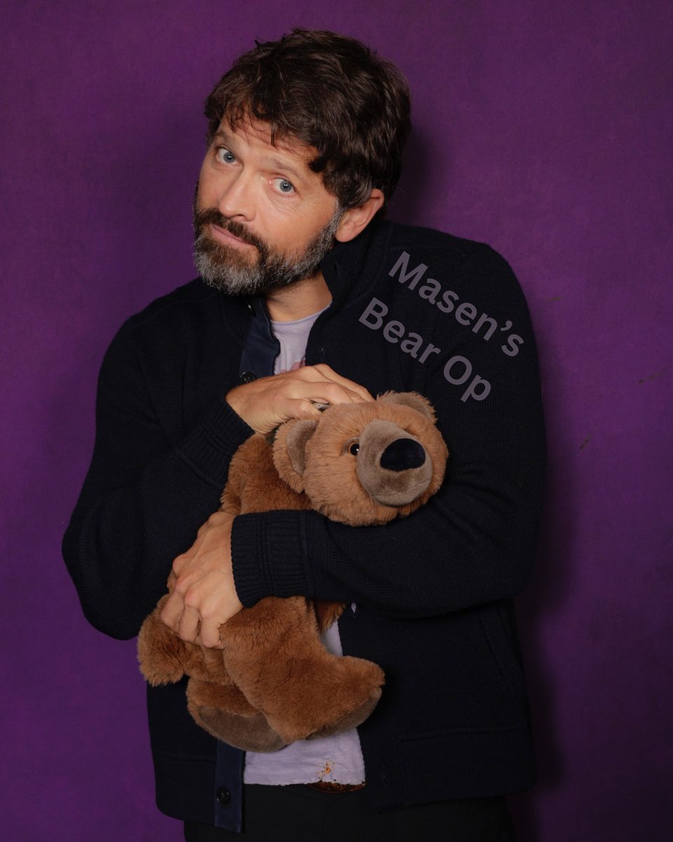 When your best friend can’t make it to a con, you take his bear to @mishacollins instead.

#SPNNash #CreationNash