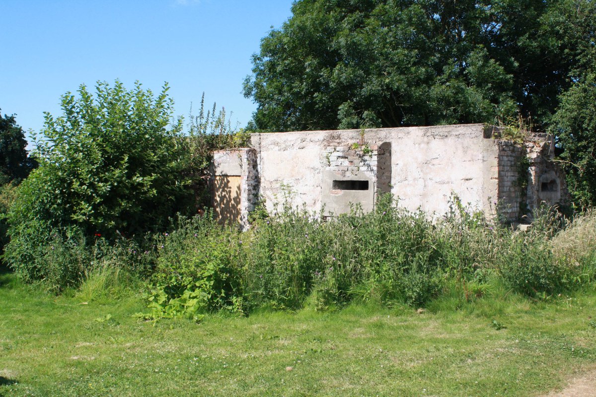 mavmaramis's tweet photo. Creech St.Michael. Lock-keepers cotttage and pillbox (N72). Disguised as a farm building or canal-side cottage. #pillbox #WWII #disguised #innocuous #CreechStMichael #Someret https://t.co/SaatJy8pv1