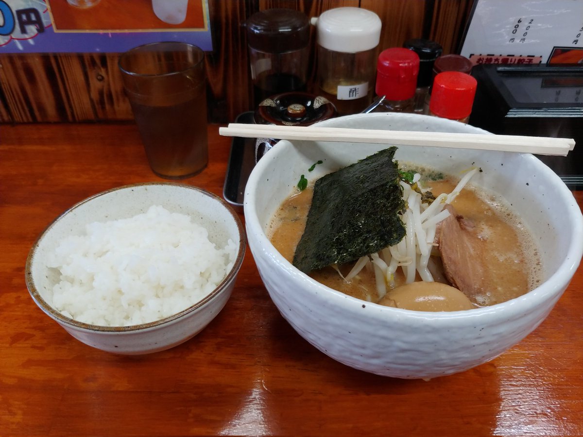 今週麺屋ひばりさんで頂いたのは味玉ピリ辛みそ麺と必須の餃子と小ライスを頂きました。１年で全メニュー制覇まであと４品、今年中に達成したいけど微妙な感じです😅あと少し頑張りたいと思います👍
#相模原
#麺屋ひばり
#ラーメン
#つけ麺
#餃子