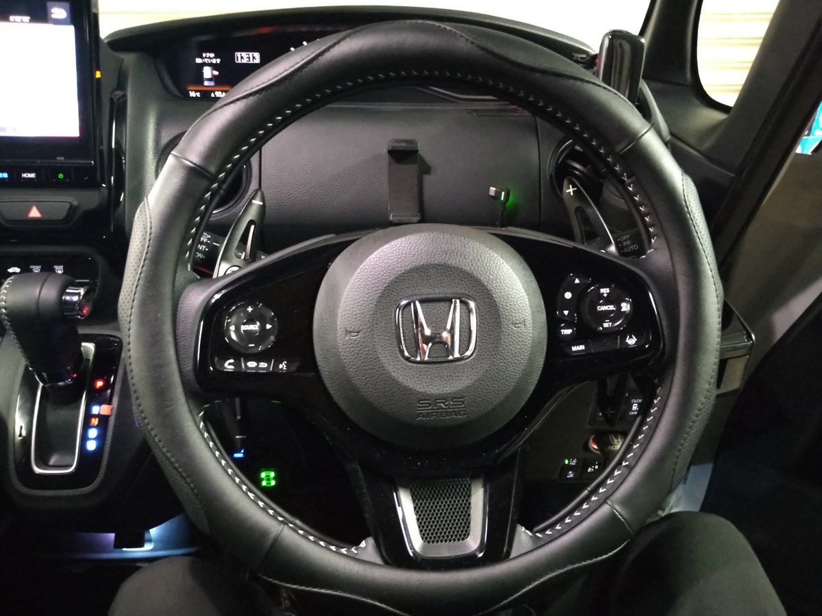 TRACER900GT's tweet image. #tpms
#エンラージ
ハンドル左下の空きスロットに空気圧監視システム(tpms)を装着

odb2からのABSセンサー情報で空気圧が低くなったタイヤと正常なタイヤの微妙な回転差で異常タイヤだけ赤色に変わり警報音も鳴るタイプです

取り付けのパネル外しは３回目なので慣れました😅