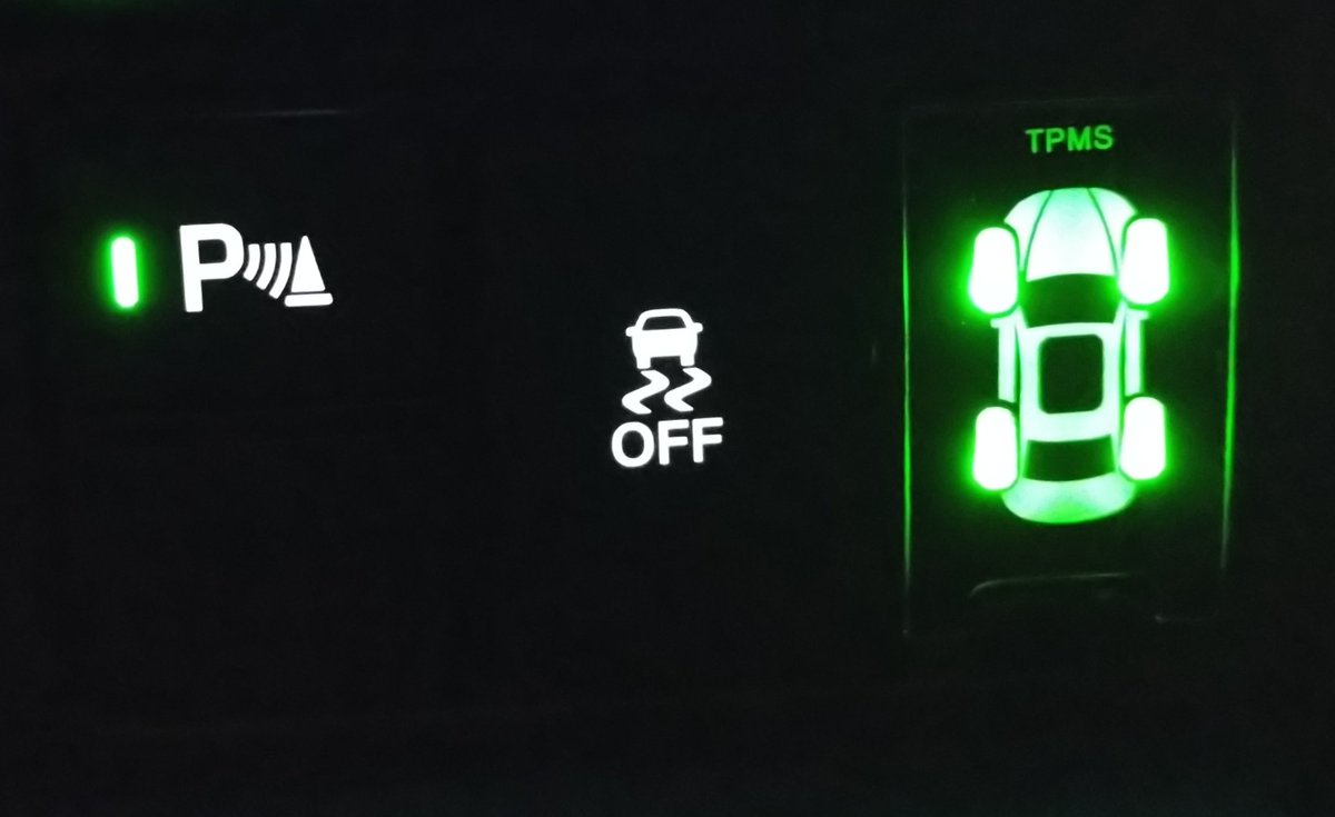 TRACER900GT's tweet image. #tpms
#エンラージ
ハンドル左下の空きスロットに空気圧監視システム(tpms)を装着

odb2からのABSセンサー情報で空気圧が低くなったタイヤと正常なタイヤの微妙な回転差で異常タイヤだけ赤色に変わり警報音も鳴るタイプです

取り付けのパネル外しは３回目なので慣れました😅