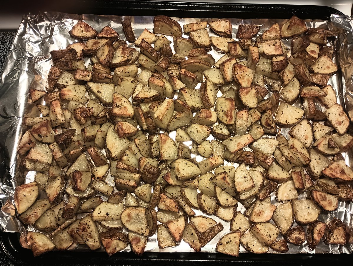 #GlutenfreeTip: Yes, #Celiac, you can make #glutenfree #roastedpotatoes (450*F) with #herbs, #salt, #pepper. Cube & season #potatoes & roast, gluten-free.