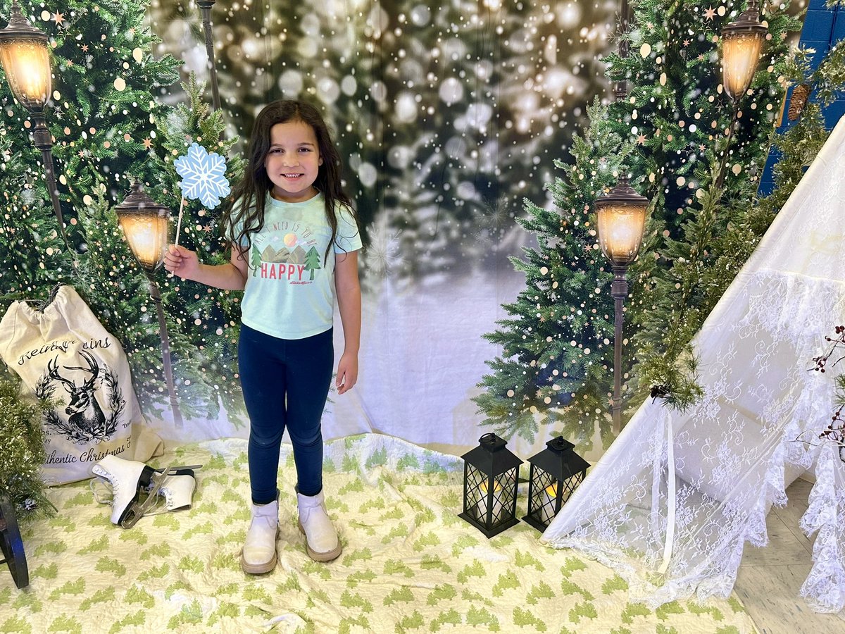 EricaYelland's tweet photo. Friday night @FCPS1News had a winter family portrait event which was an absolute blast. The kids loved the craft options, and as you can see from the photos, one of my kiddos loves being in front of the camera. 📸 https://t.co/02IcUlyRfI