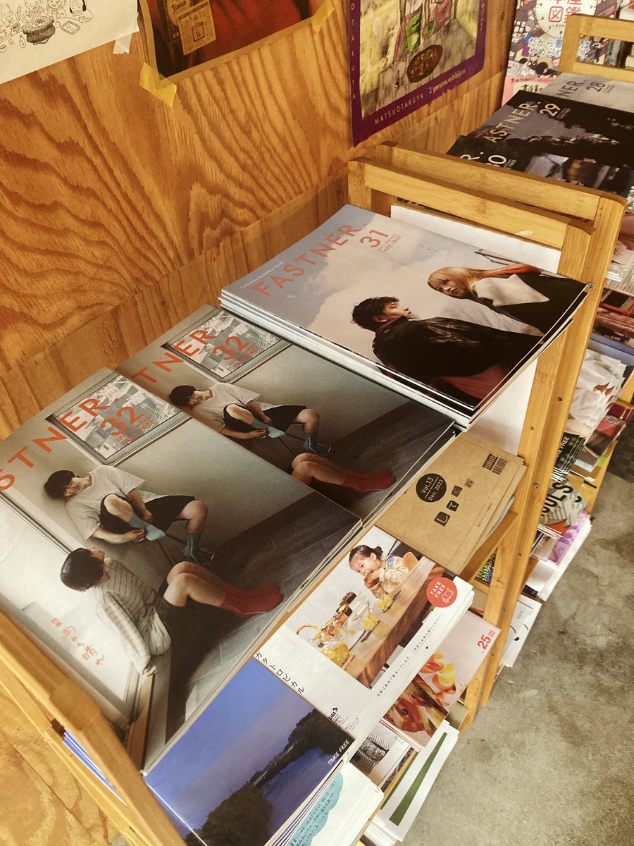 HatchOsaka's tweet photo. 灯商店内 @akarishoten 『#京都 #五条 間借り店』は16日現在、『#ケッサク』『#KUULS』『#暖暖松山』『#八戸フォトジャーニー』『#gatta』『#Sunjiyata692』そして『#FASTNER.』最新号、バックナンバーもずらり。
⁡
#サウナの梅湯、#丸福楼ホテル 前後にぜひ。 https://t.co/DtNutoTZbU