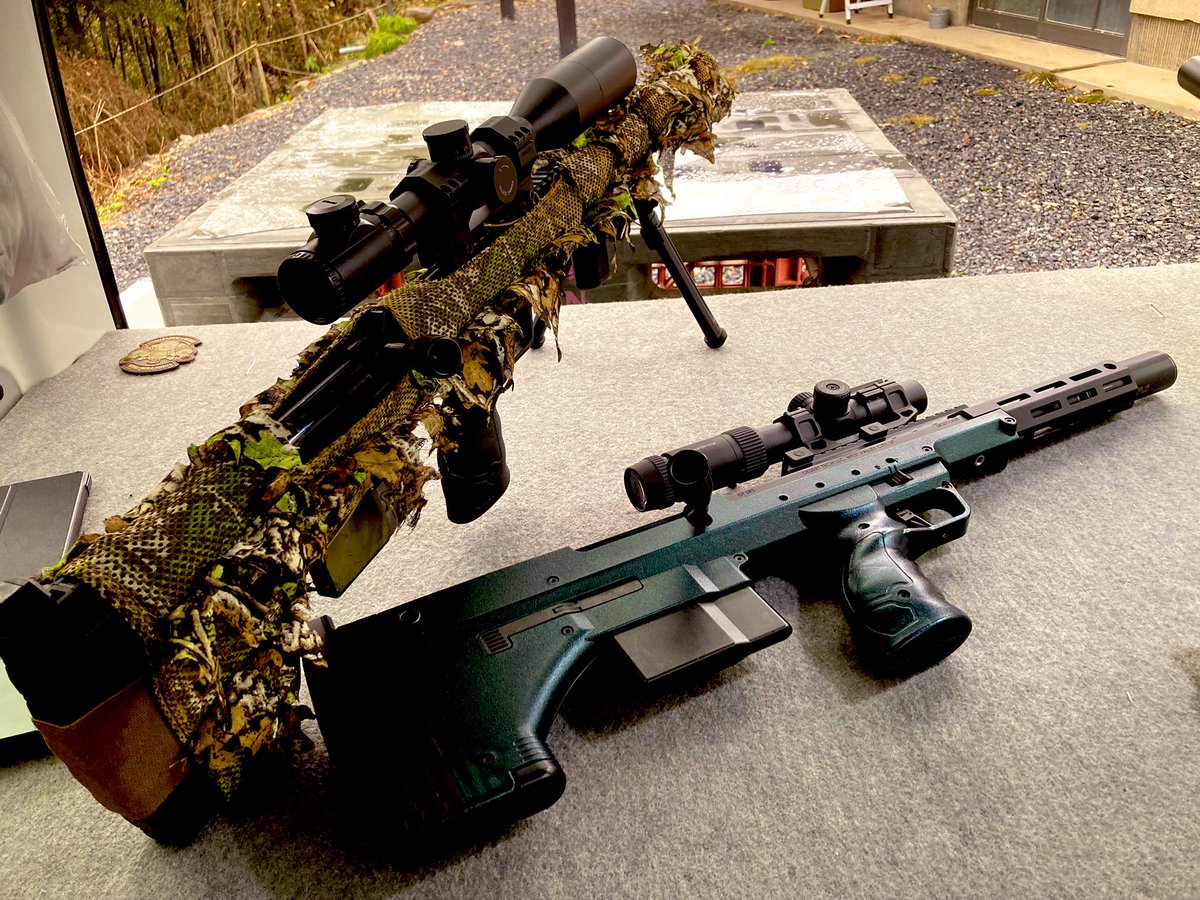 namba_36's tweet image. 今日は雨風ひどい中会社のスナイパー  おじさんと20メートル先のペットボトルのキャップを狙ってます！
わりに当たってるので2丁ともまずまずです！
＃SRSA2
＃サバゲー
＃ボルトアクション
＃スナイパー