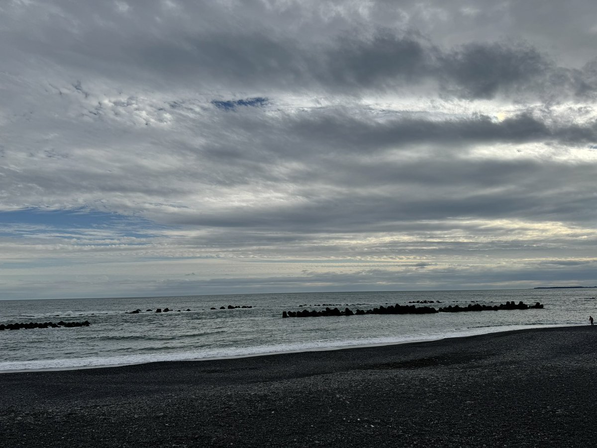 海辺でボケっとしながら詰将棋。
そんなオフの日です。
風も強すぎず心地良い（^ ^）

#用宗 
#FesCoffee