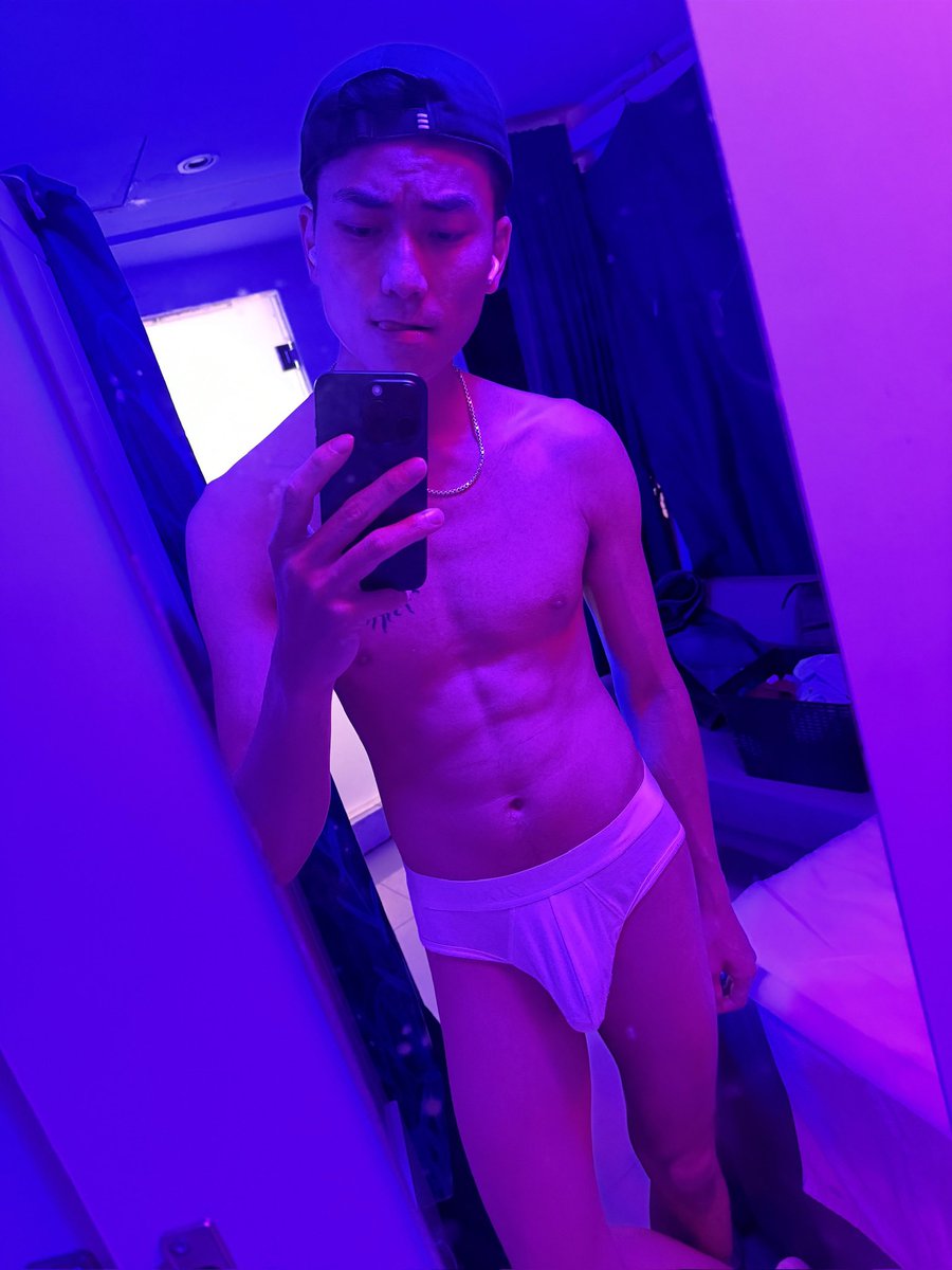 白色內褲真的好色
再舔嘴唇看起來更💦

然後不要再説都預約不到我了…
就提早約！！！！
一堆來都說每次約我都滿，啊你們就臨時約我當然滿啊！！
當我很閒每天都沒客人膩？🙄🙄