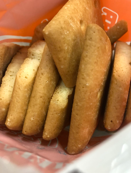 haruna_camp's tweet photo. 硬い食べ物が好きなんだよねって後輩ちゃんと話してたら

「じゃあくろがね堅パンおすすめですよ」

って話になったので買ったんだけど、堅パン同士で叩くとレンガみたいな音してやばいw

味は素朴で美味しいのに、硬くて全然食べれなくてww

硬い物好きの方に全力でおすすめしたいので広まれ～！ https://t.co/xOkhRmvnFr
