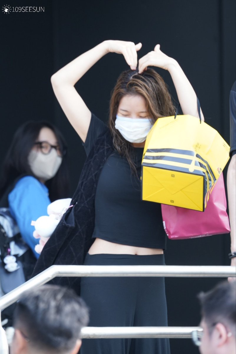 109SEESUN's tweet image. [Preview] 231216 마마무 플러스 대만 가오슝 팬콘서트 출근

목욕재개하고 가오슝 또 찢으러 오심
맘플 오늘 팬콘도 파이팅🔥🔥🔥

#마마무플러스 #Mamamooplus #솔라 #Solar #문별 #Moonbyul