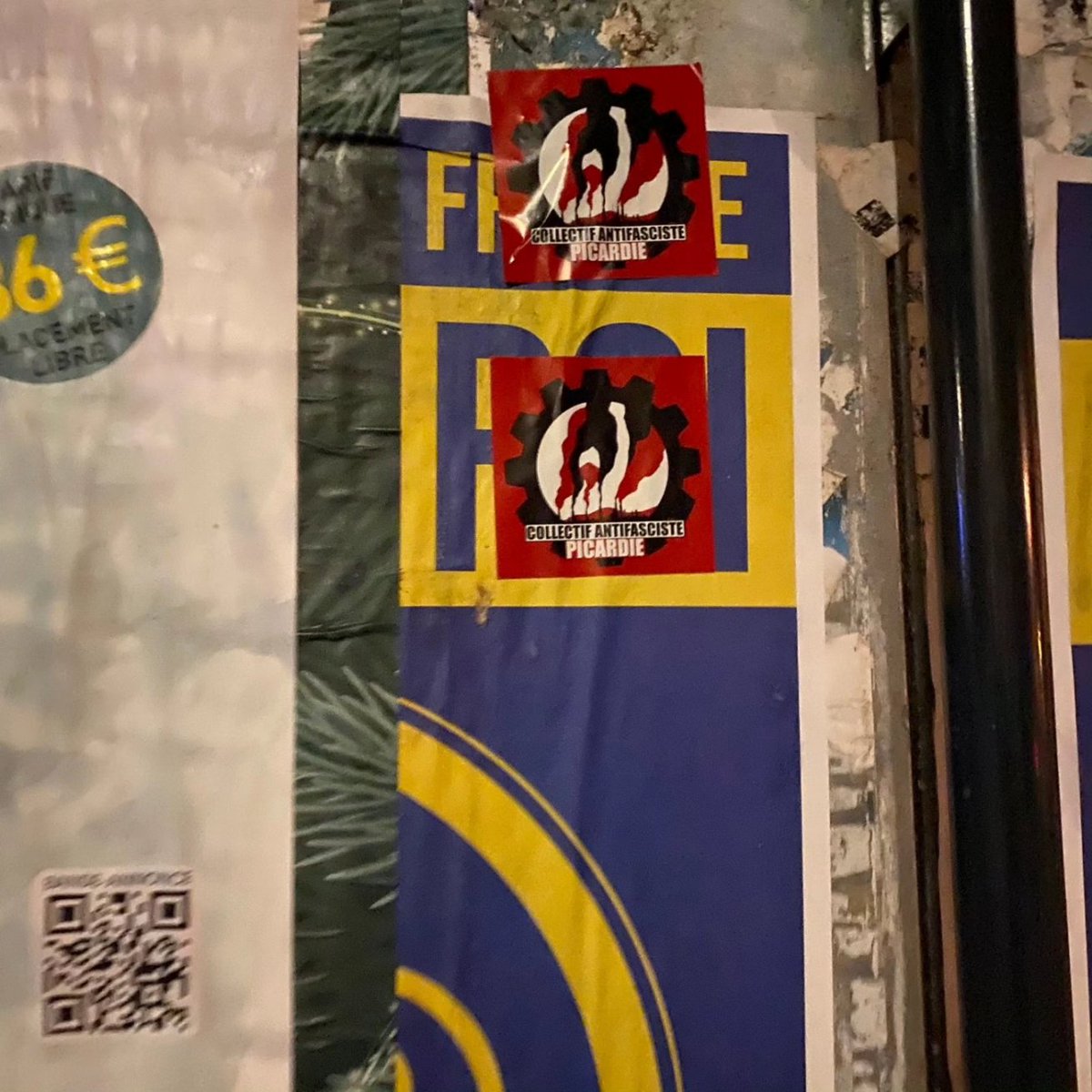 CapAntifasciste's tweet photo. En apprenant sur les réseaux que l'action française a, selon elle, affiché leurs couleurs à Albert, 2 de nos membres sont allés en ville pour effacer leur venue.
Ce n’est qu'après plusieurs tours de ville que nous avons trouvé un vestige de leur passage, https://t.co/wmxx1DDLdw