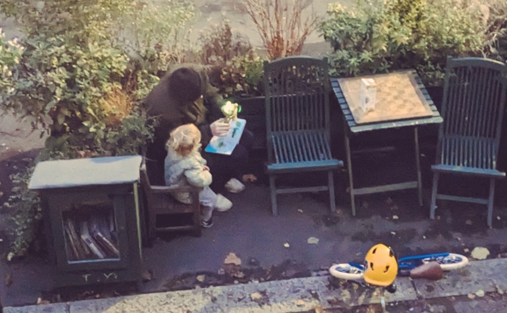 Stopping for a story on the way home is only possible with public space that can be used by everyone. 

Even on a cold winters evening, the main visitors to the Parklet are local families.

 #storiesfromthee17parklet @AxtellCarolyn @Parklets_UK @lbwalthamforest @Labourstone