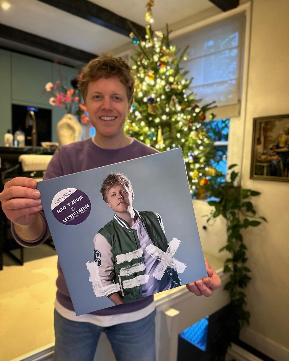 🎁 last minute kerskedoooo? 🎄 Nao ‘t Zuuje tegeltje, canvastas, sjaal of m’n debuutalbum, nu online te koop via lexuiting.nl en tot 22/12 GRATIS inpak service! 🎉