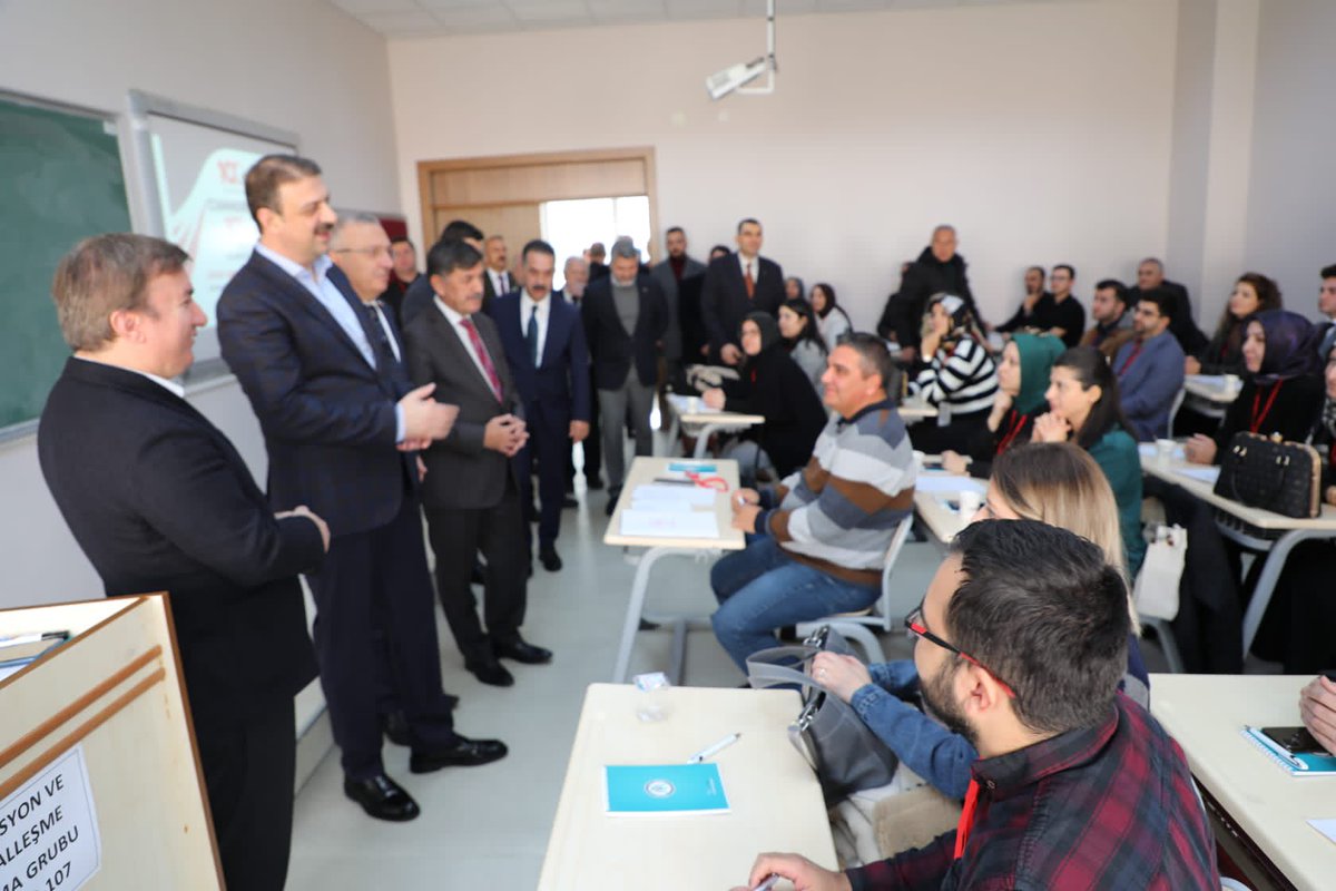 "Cumhuriyetimizin 100. Yılında Yerel Dinamikleri Harekete Geçirme Çalıştayı" açılış programının ardından Vakıflar Genel Müdürü Sn. Sinan Aksu ve ilimiz protokolüyle birlikte çalışma gruplarını ziyaret eden Valimiz Sn.<a href="/drhamzaydogdu/">Hamza Aydoğdu</a>, kolaylıklar ve başarılar diledi.