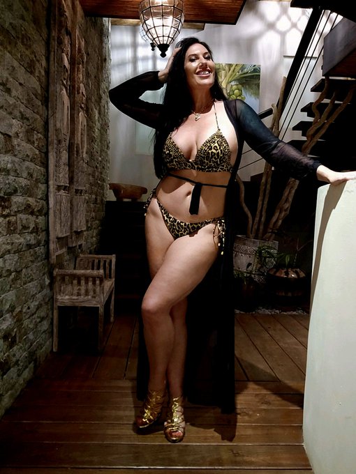 Happy Saturday Everyone.💋 https://t.co/ZbqtKBGfA5