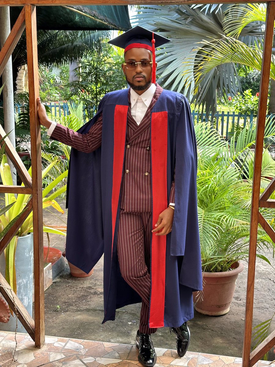 _wakewilly's tweet photo. I’m happy for me and also happy for those who believed in me🎓🍾❤️ https://t.co/x2H1mlRkLI