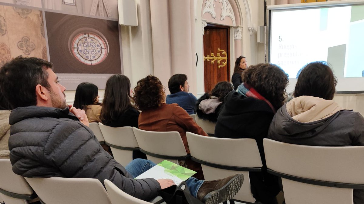 En ruegos y preguntas, el colegiado Antonio Hervás, agradece al Colegio su esfuerzo por acercar la institución al colegiado y el excelente estado de las cuentas. "Me han subido todo: la luz, el agua, la hipoteca... Lo único que ha bajado es la cuota de colegial, y cada vez con